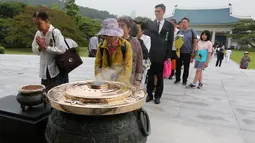 Warga Korea Selatan melakukan upacra penghormatan saat Memorial Day di Pemakaman Nasional Seoul, Kamis (6/6/2019). Memorial Day didedikasikan untuk mengingat prajurit dan warga sipil yang gugur selama perang Korea antara tahun 1950-1953. (AP/Ahn Young-joon)