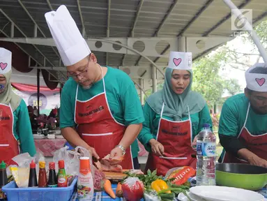 Karyawan Badan Pengkajian dan Penerapan Teknologi (BPPT) beradu cepat saat lomba masak di Puspitek, Setu, Tangerang Selatan, Kamis (24/1). Lomba masak ini bertema 'Masakan Nusantara'. (Merdeka.com/Arie Basuki)
