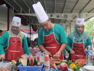 Karyawan Badan Pengkajian dan Penerapan Teknologi (BPPT) beradu cepat saat lomba masak di Puspitek, Setu, Tangerang Selatan, Kamis (24/1). Lomba masak ini bertema 'Masakan Nusantara'. (Merdeka.com/Arie Basuki)