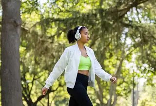 Outfit Gen Z 2025 Bisa Jadi Inspirasi OOTD Kamu (Ilustrasi AI)