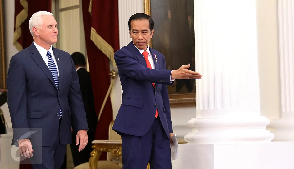 Presiden Joko Widodo (kanan) mempersilahkan Wapres AS, Mike Pence di Istana Merdeka, Jakarta, Kamis (20/4). Dalam pertemuan itu, Jokowi mengatakan Indonesia sepakat menjalin menguatkan kerja sama di bidang perdamaian dengan AS. (Liputan6.com/Angga Yuniar)