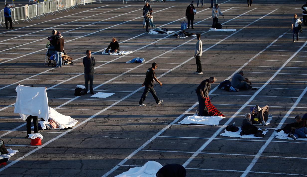 FOTO: Ketika Lahan Parkir Dijadikan Tempat Penampungan Tunawisma