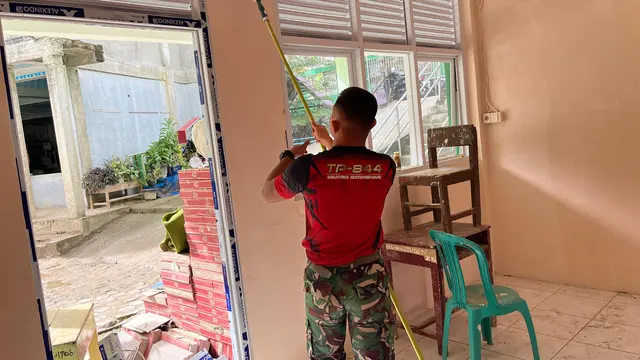 Prajurit TNI Gotong Royong Perbaiki Sekolah dan Pesantren