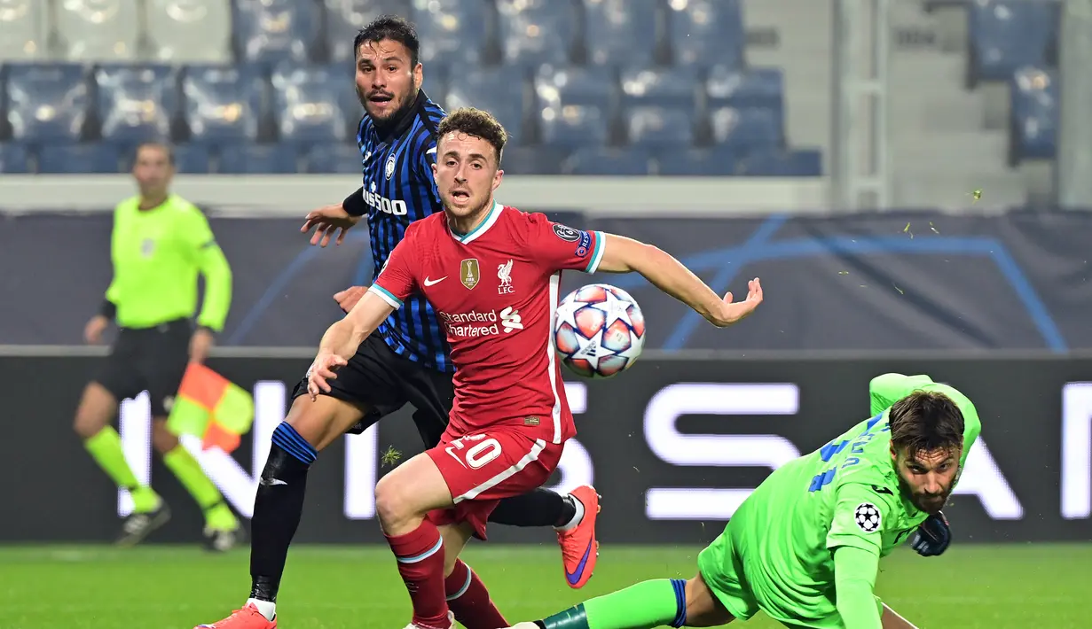 3. Diogo Jota (Liverpool/ 24 tahun) - Striker asal Portugal ini membuat hattrick saat Liverpool melawan tuan rumah Atalanta di Atalanta stadium pada matchday ke-3 Grup D (3/11/2020). Hasil akhir, Liverpool menang 5-0 atas Atalanta. (AFP/Miguel Medina)
