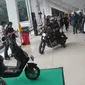 Pengunjung melihat motor modifikasi saat dikendarai dalam pemeran IIMS Motobike Expo 2019 di Istora Senayan, Jakarta, Jumat (29/11/2019). IIMS Motobike Expo 2019 digelar pada 29 November-1 Desember 2019. (Liputan6.com/Faizal Fanani)