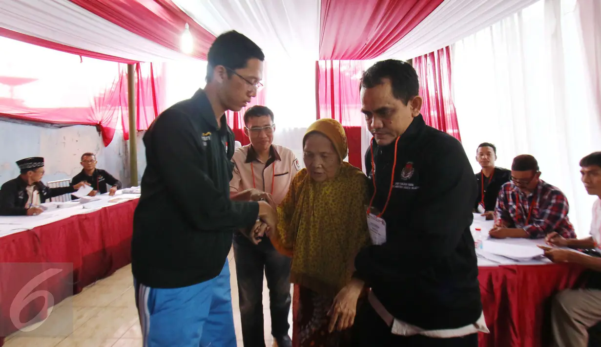 Warga usai melakukan Suara Ulang (PSU) di TPS 29, Jakarta, Minggu (19/2). Sebanyak 512 DPT di kelurahan tersebut terpaksa melakukan PSU. (Liputan6.com/Helmi Afandi)