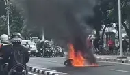 Detik-detik Motor Terbakar usai Hindari Mobil Rem Mendadak