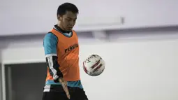Pemain Persita Tangerang, Hamka Hamzah, mengontrol bola saat latihan di Lapangan Indoor Sport Center, Tangerang, Jumat (24/1). Latihan ini merupakan persiapan jelang Liga 1 Indonesia 2020. (Bola.com/Vitalis Yogi Trisna)