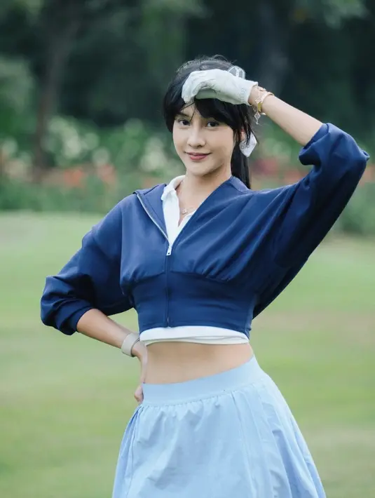 Beberapa waktu lalu Anya tampil dengan gaya potongan rambut layer dan berponi. Penampilannya yang lebih fresh dan playful.  [Foto: Instagram/ Anya Geraldine]