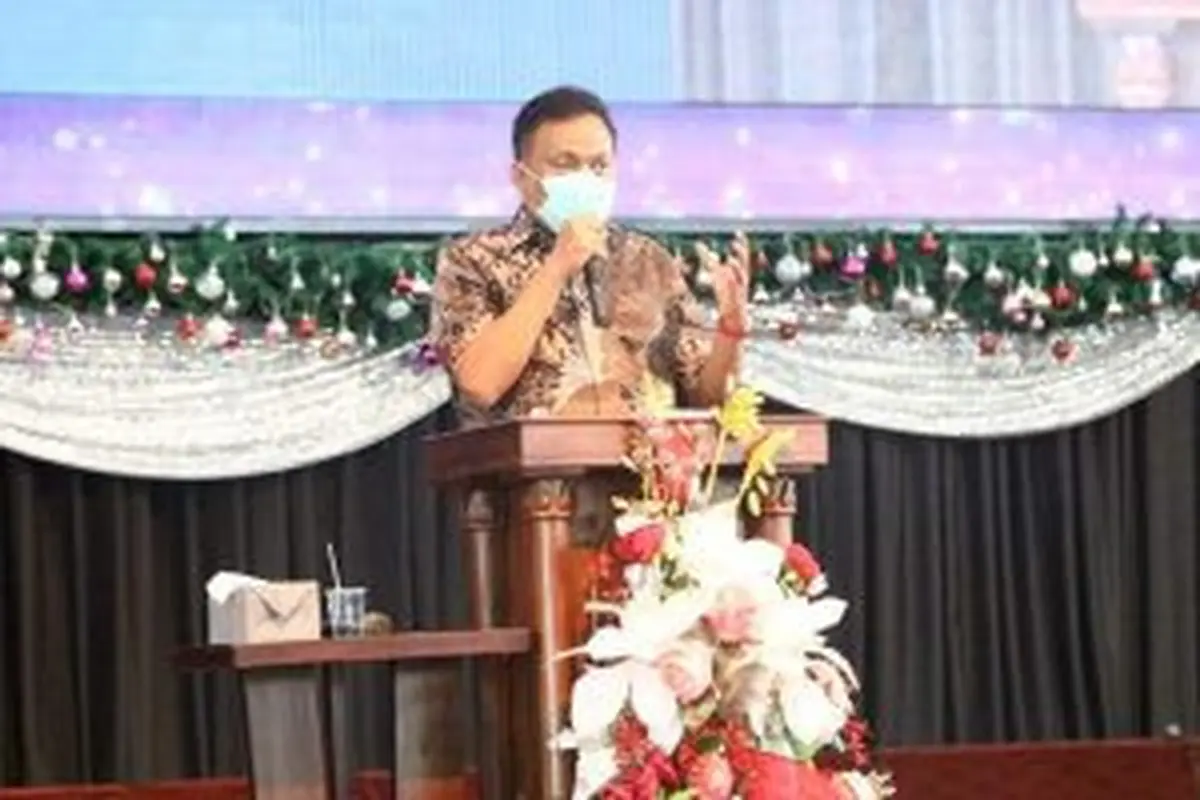 Gubernur Sulut Olly Dondokambey saat menghadiri ibadah di Gereja Bethany Manado, Minggu (6/12/2020).
