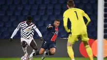 Axel Tuanzebe tampak mengadang Kylian Mpabbe. Berkat aksinya, Manchester United menang dengan skor 2-1 atas PSG di Liga Champions 2020/2021, Rabu (21/10/2020) dini hari WIB. (FRANCK FIFE / AFP)