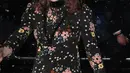 Kate Middleton berkunjung ke National Portrait Gallery saat hujan salju tengah mengguyur London, Inggris, 28 Februari 2018. Kate memancarkan pesonanya dalam balutan floral dress rancangan seorang desainer asal Irlandia, Orla Kiely. (AP/Frank Augstein)