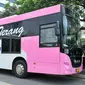 Transjakarta meluncurkan bus khusus perempuan bertepatan dengan Hari Kartini, Jakarta, Kamis (21/4). Bus Transjakarta khusus perempuan ini didominasi dengan warna pink. (Liputan6.com/Yoppy Renato)