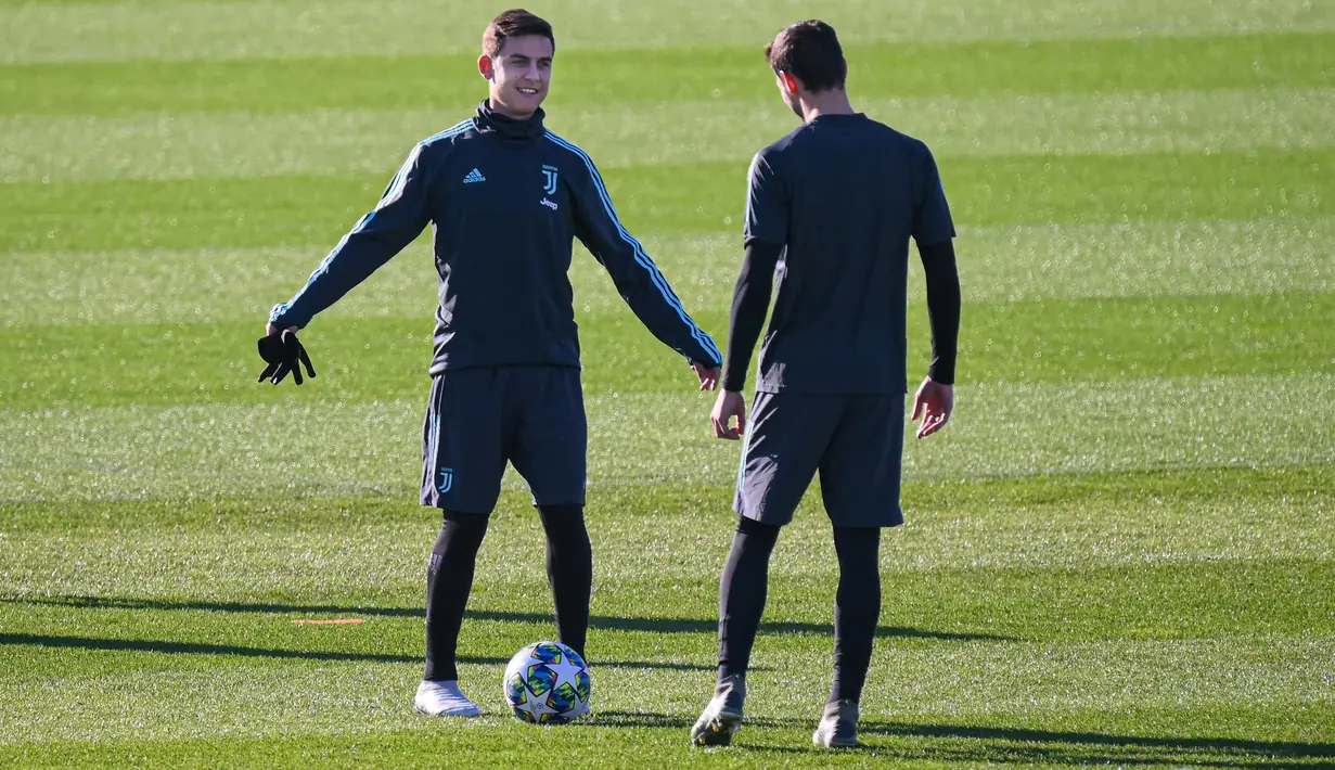 Penyerang Juventus, Paulo Dybala (kiri) dan bek Mattia De Sciglio mengikuti sesi latihan tim di Turin, Italia (10/12/2019). Juventus akan bertanding melawan wakil Jerman, Bayern Leverkusen pada Grup D Liga Champions di BayArena. (AFP/Marco Bertorello)