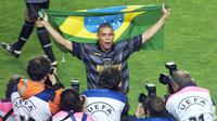 Selebrasi striker Inter Milan, Ronaldo Nazario setelah mengalahkan Lazio pada laga final Piala UEFA 1997/1998 di Parc des Princes Stadium, Paris (6/5/1998). Didatangkan dari Barcelona pada awal musim 1997/1998, Ronaldo Nazario langsung menggila di musim debutnya bersama Inter Milan dengan mencetak 34 gol di semua ajang dengan rincian 25 gol di Serie A, 3 gol di Coppa Italia dan 6 gol di Piala UEFA. (AFP/Jack Guez)