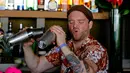 Dries Botty dari Bar Dirty Rabbit Belgia menunjukkan kebolehannya dalam meracik minuman saat berpartisipasi di Kompetisi Bartender Dunia Diageo di Miami Beach, Florida, AS, Selasa (27/9). (REUTERS/ Joe Skipper)