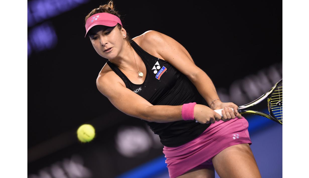 Petenis Swiss, Belinda Bencic tampil gemilang saat berhadapan dengan petenis Ukraina, Kateryna Bondarenko pada hari ke-5 turnamen tenis Australian Open 2016, di Melbourne, Jumat (22/1/2016). (AFP/Greg Wood)