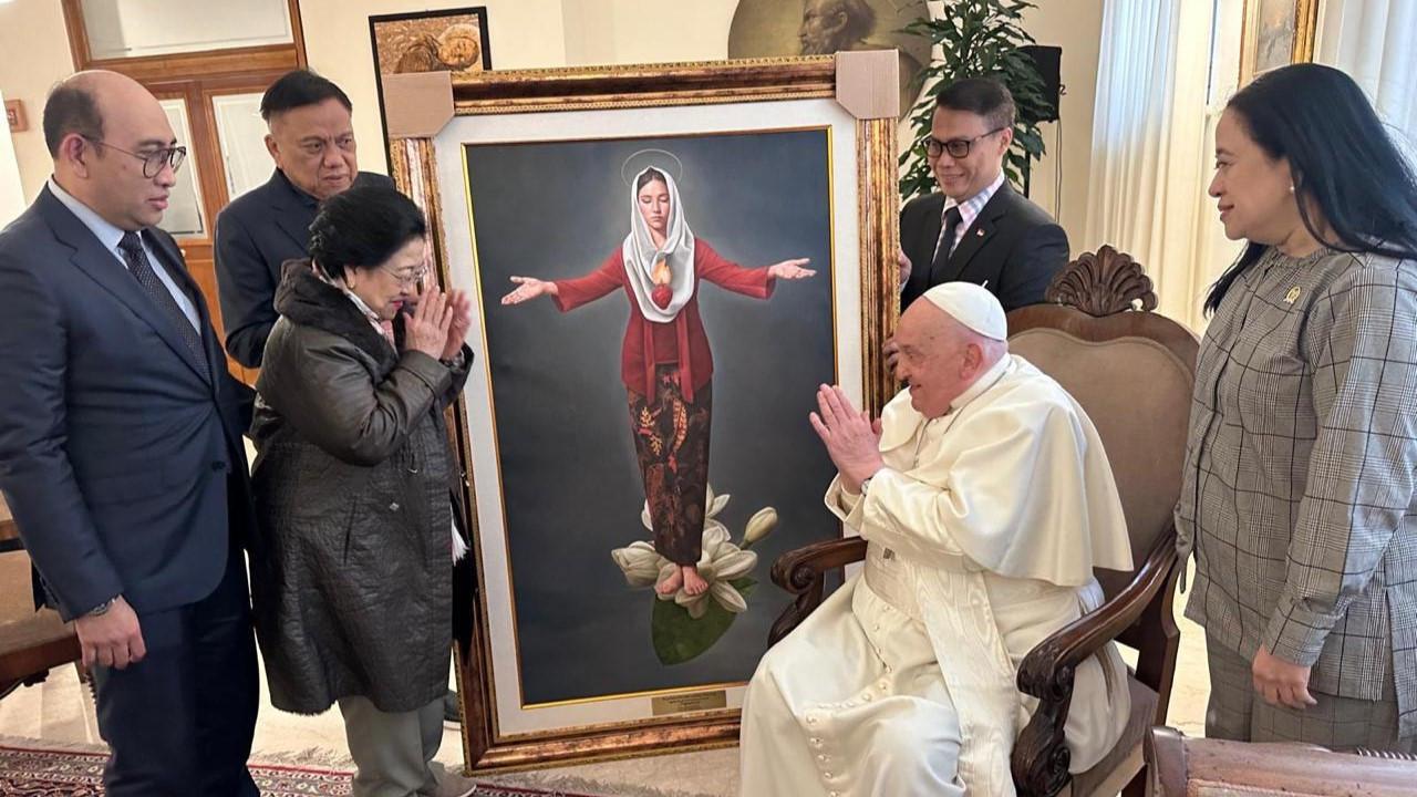 Pemimpin Umat Katolik Dunia Paus Fransiskus menerima Presiden Kelima RI Megawati Soekarnoputri, bersama Puan Maharani dan Mohammad Rizky Pratama, lalu Ahmad Basarah dan lly Dondokambe.