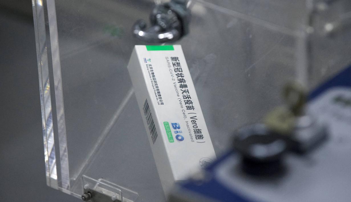 Sekotak vaksin COVID-19 terlihat saat proses produksi di bengkel pengemasan selama tur media di kantor pusat Sinopharm di Beijing pada 26 Februari 2021. The Beijing Institute of Biological Products mengembangkan vaksin corona dari virus yang sudah dilemahkan. (Noel Celis/AFP)