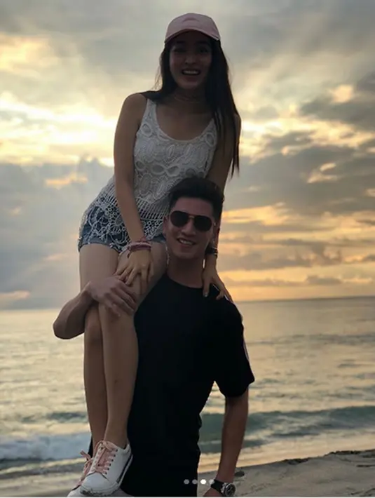 "Pantai, matahari tenggelam, dan kamu," tulis Verrell dalam bahasa Inggris dan memberi tanda hati di akhir keterangan foto tersebut, Jumat (20/4/2018). (Instagram/bramastavrl)