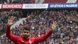 Striker Atletico Madrid, Diego Costa, menyapa suporter saat diperkenalkan di Stadion Wanda Metropolitan, Madrid, Minggu (31/12/2017). Diego Costa resmi kembali berseragam Atletico Madrid setelah terdepak dari Chelsea. (AP/Paul White)
