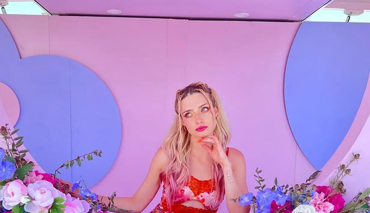 Tampilan cantik instan yang bisa kita dapatkan dengan mudah dan tanpa repot (Foto: Instagram @kirstencollins)