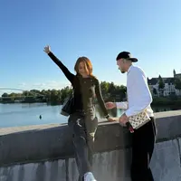 Penampilannya yang effortless chic selalu berhasil mencuri perhatian, apalagi saat dirinya tampak mendampingi sang kekasih, pesepakbola Justin Hubner. [@jennifercoppenreal20].