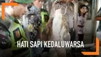 Jelang Lebaran, petugas melakukan sidak di Pasar Modern dan Tradisional Krian, Sidoarjo. Petugas temukan beberapa barang yang kedaluwarsa, salah satunya hati sapi yang membusuk dan tak layak dikonsumsi.