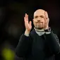 Pelatih Kepala Manchester United Erik Ten Hag bertepuk tangan kepada para penggemar di akhir pertandingan sepak bola leg kedua playoff Liga Europa antara Manchester United dan Barcelona di Stadion Old Trafford di Manchester, Inggris, Kamis, 23 Februari 2023. Manchester United menang dengan skor 2-1. (AP Photo/Dave Thompson)