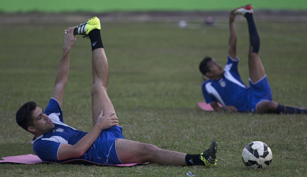Bek Arema Cronus, Fabiano Beltrame melakukan pendinginan saat mengikuti latihan jelang leg kedua perempat final Piala Presiden 2015 melawan Bali United di Stadion Gajayana, Malang, Senin (21/9/2015). (Bola.com/Vitalis Yogi Trisna)