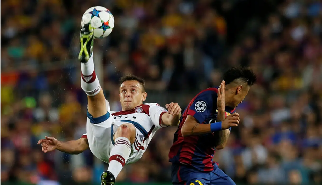 Aksi salto Rafinha saat menghalau bola. (Reuters/Albert Gea)