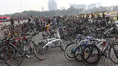 Ratusan sepeda terlihat terparkir di Silang Monas, Jakarta, Kamis (9/8). Korlantas Polri menggelar acara bersepeda bersama dalam rangka menyambut Asian Games 2018 yang diikuti sejumlah instansi dan siswa sekolah. (Liputan6.com/Immanuel Antonius)