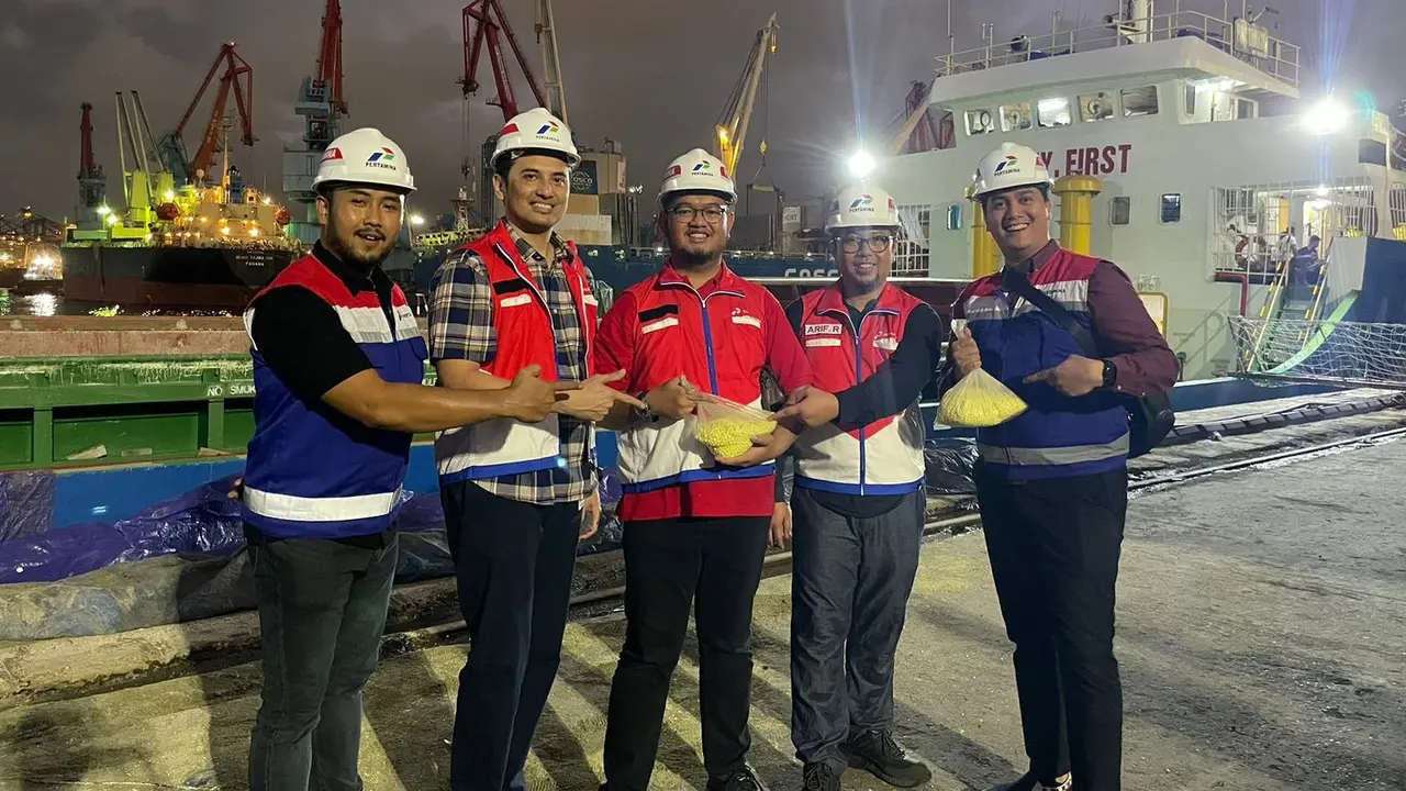 PT Pertamina Patra Niaga Subholding Commercial & Trading (SH C&T) Region Jawa Bagian Barat (JBB) perdana menjual produk sulfur granular sebanyak 2.800 Metrik Ton (MT) ke PT South Pasific Viscose. (Dok Pertamina)
