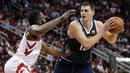 Pebasket Houston Rockets, James Harden, berusaha merebut bola dengan pemain Denver Nuggets, Nikola Jokic, pada laga NBA di Toyota Center, Selasa (8/1). Houston Rockets menang 125-113 atas Denver Nuggets. (AP/Michael Wyke)