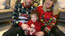 Kiper Manchester United, David De Gea menikmati malam Natal bersama keluarga kecilnya mengenakan sweater dengan hiasan khas Natal. @edurnity.