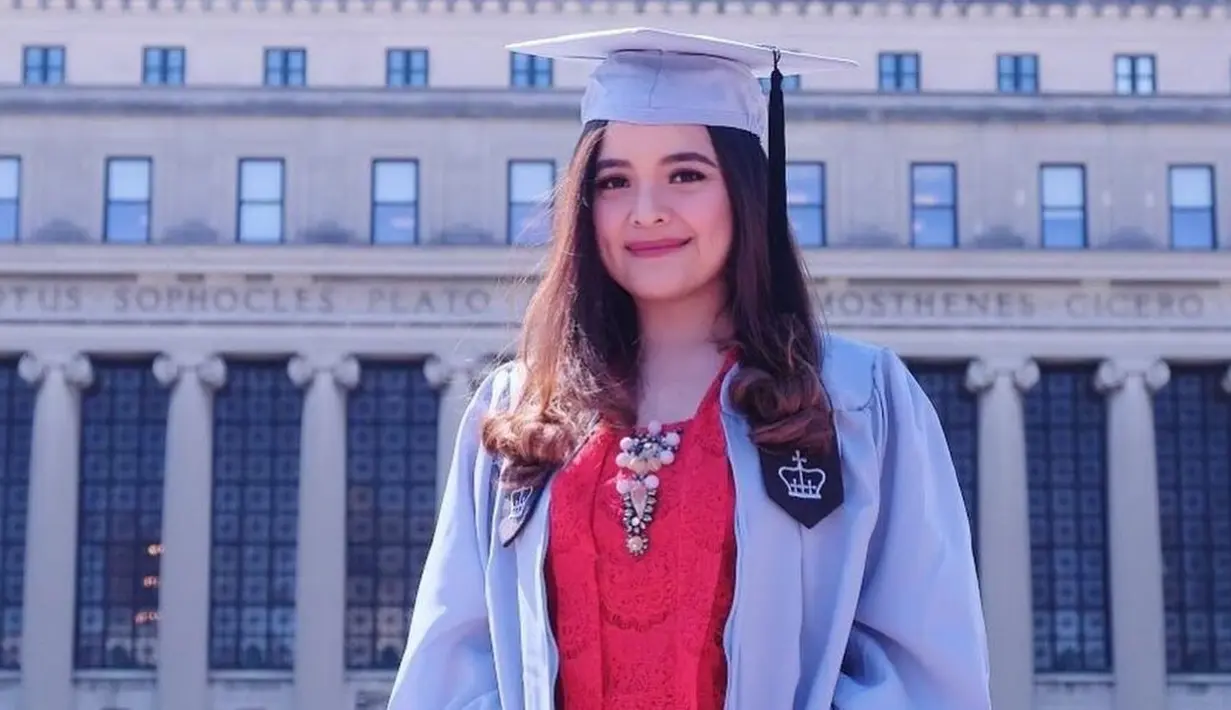 <p>Tasya Kamila juga diketahui kuliah dengan beasiswa LPDP. Artis yang sudah terkenal sejak masih kecil tersebut meningkatkan pendidikannya di Columbia University dan berhasil meraih gelar magister. Tasya memilih jurusan Master of Public Administration dan lulus Pada tahun 2018 dengan IPK di atas 3,7. (Instagram/tasyakamila)</p>