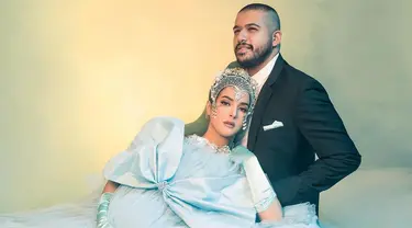 Lewat kepiawaian Rio Motret, Tasya Farasya menjalani maternity shoot bersama suaminya, Ahmad Assegaf. (Foto: Instagram tasyafarasya)