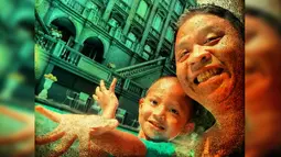 Mochammad Fachroni (Oon Project Pop) berpose bersama anaknya. Oon  diketahui mengidap penyakit komplikasi jantung, liver, ginjal, dan diabetes. (Instagram/ronio2n)