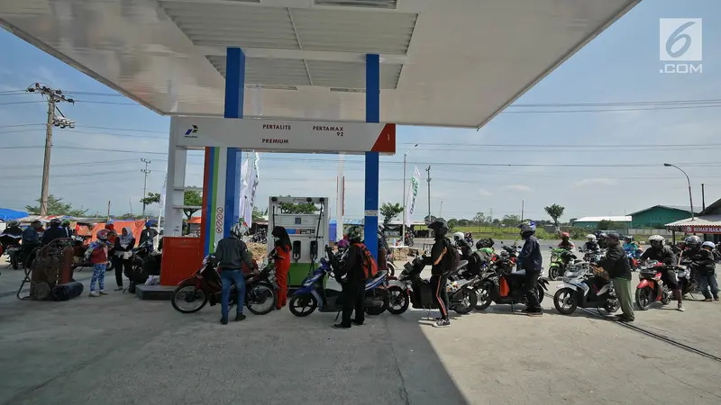 Pemudik Sepeda Motor Ramaikan SPBU di Brebes