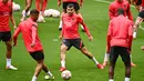 Pemain depan Atletico Madrid, Angel Correa (kiri) menghadiri sesi latihan dengan rekan timnya di stadion Wanda Metropolitano, Selasa (14/9/2021). Atletico Madrid akan menjamu FC Porto di laga pembuka fase Grup B Liga Champions 2021-2022 pada Kamis dini hari, 16 September. (GABRIEL BOUYS/AFP)