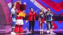 <p>Ketua Umum PSSI, Erick Thohir (tengah) bersama maskot Piala Dunia U-17 2023, Bacuya hadir dalam Konser Histeria Pesta Bola Dunia 2023 yang berlangsung di Studio 5 Emtek City, Jakarta, Selasa (10/10/2023). (Bola.com/Bagaskara Lazuardi)</p>