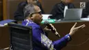 Plt Gubernur Aceh Nova Iriansyah menjawab pertanyaan saat menjadi saksi pada sidang dugaan suap terkait Dana Otonomi Khusus Aceh (DOKA) 2018 dengan terdakwa Irwandi Yusuf di Pengadilan Tipikor, Jakarta, Senin (10/12). (Liputan6.com/Helmi Fithriansyah)