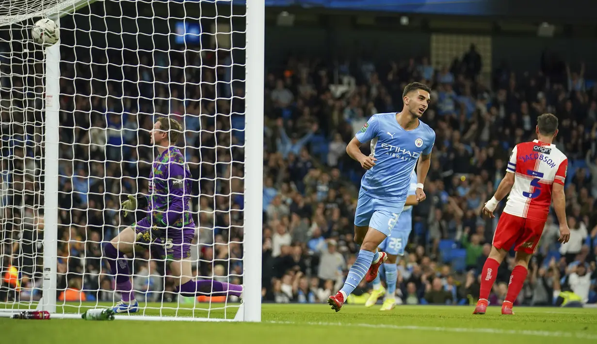 Pada menit ke-71 Manchester City menambah keunggulan menjadi 4-1. Ferran Torres berhasil memaksimalkan umpan yang dikirim Phil Foden ke arah tiang jauh. (AP/Dave Thompson)