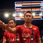 M Ahsan (kanan)/Hendra Setiawan menyalami wasit usai laga melawan Baptise Careme/Ronan Labar (Perancis)di Total BWF World Championships 2015 di Jakarta, Rabu (12/8/2015). Hendra/Ahsan unggul 19-21, 21-17, 21-18. (Liputan6.com/Helmi Fithriansyah)