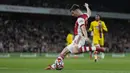 Arsenal hampir menyamakan skor pada menit ke-86. Tembakan kaki kiri Kieran Tirney masih membentur mistar gawang Vicente Guaita. (AP/Alastair Grant)