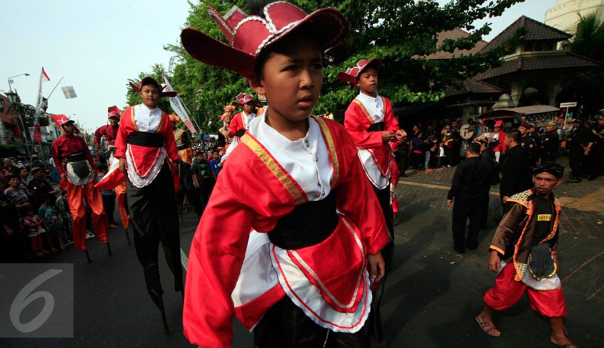 Pemain egrang mengikuti karnaval budaya Keris Summit 2015 di Jl Malioboro, Yogyakarta,  Rabu (28/10/2015). Agenda dari acara ini seperti workshop ,pameran dan penjaulan keris. (Boy T Harjanto)