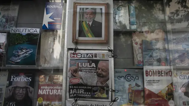 Surat kabar Brasil memuat berita utama tentang kemenangan pemilu mantan Presiden Luiz Inacio Lula da Silva atas presiden saat ini Jair Bolsonaro di Rio de Janeiro, Brasil, Senin, 31 Oktober 2022. (AP Photo/Bruna Prado)