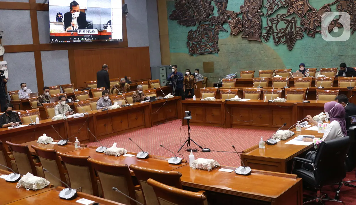 Suasana rapat kerja antara Menteri Pendidikan, Kebudayaan, Riset dan Teknologi Nadiem Makarim dengan Komisi X DPR di Senayan, Jakarta, Selasa (12/4/2022). Raker membahas perkembangan dan evaluasi pelaksanaan seleksi Guru Pegawai Pemerintah dengan Perjanjian Kerja (PPPK). (Liputan6.com/Angga Yuniar)