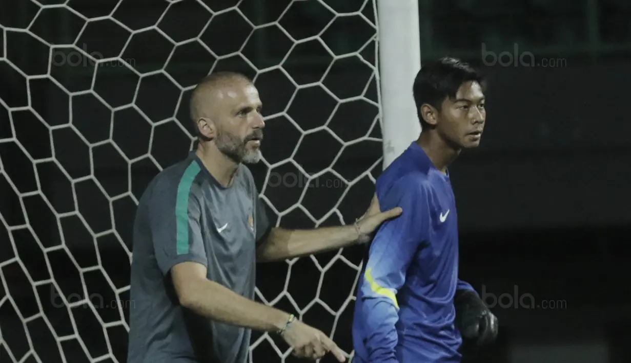 Kiper Indonesia, Satria Tama, bersama pelatih kiper, Eduardo Perez Moran saat latihan jelang laga melawan Fiji di Stadion Patriot, Bekasi, Kamis, (31/8/2017). Indonesia akan menjalani laga Persahabatan melawan Fiji. (Bola.com/M. Iqbal Ichsan)