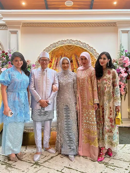 Tidak hanya penampilan Marshanda yang mencuri perhatian, tapi juga kehadiran putrinya, Sienna. Anak semata wayang Marshanda dan Ben Kasyafani itu tampil cantik dengan busana senada sang bunda. [Instagram/dps_diahpermatasari]
